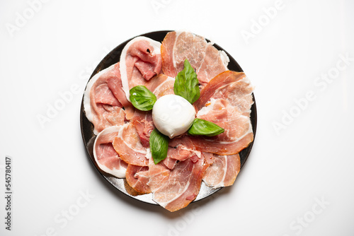 Antipasto con prosciutto crudo e mozzarella