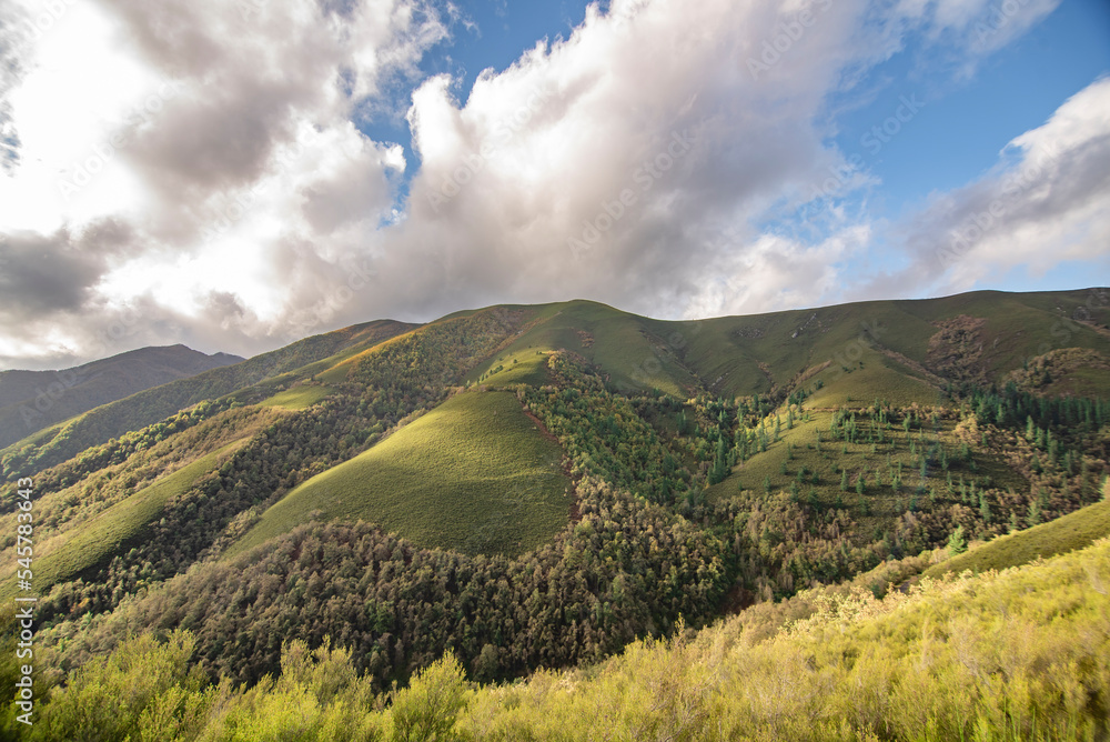 Obraz premium Panoramica de montaña en lo alto de la misma
