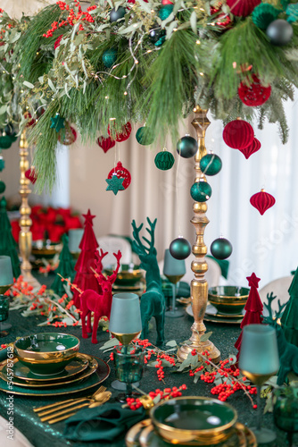 Świąteczna zastawa stołowa w kolorze zielonym i bordowym