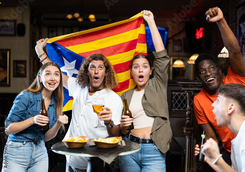Fans celebrate the victory of the Catalan team in a beer bar