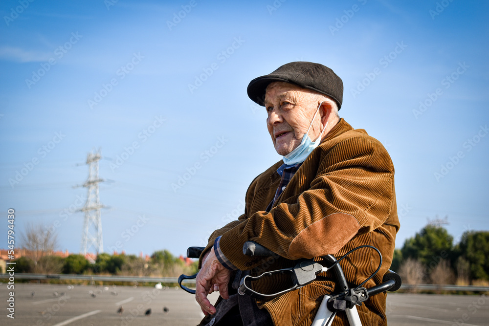 Fototapeta premium Persona mayor, anciano, hombre, expresivo con mascarilla sonriente