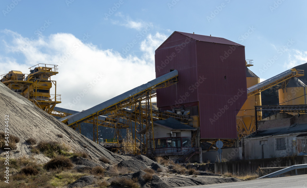 photo of the facilities of a mineral cement mine quarry