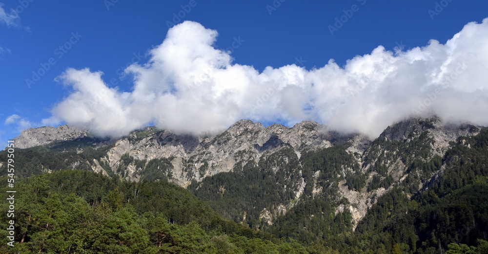 Bergwelt Liechtensteins mit weißen Wolken über dem Bergkamm