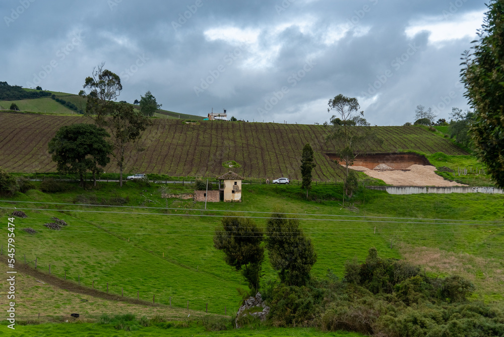 Obraz premium Cars on a road between crops in the department of Boyacá. Colombia