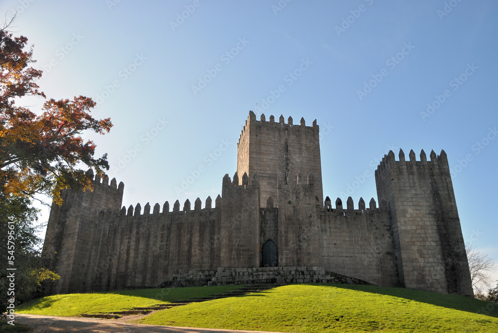 Castelo de Guimarães em Portugal, lado da entrada, porta de entrada Castelo de Guimarães em Portugal, lado da entrada, porta de entrada