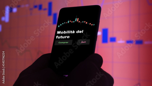 Un inversor está analizando el mobilità del futuro etf fondo en pantalla. Un teléfono muestra los precios del ETF para invertir. Texto en español.