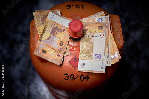 Schilderij op canvas Spanish butane gas cylinder insulated with 50 euro