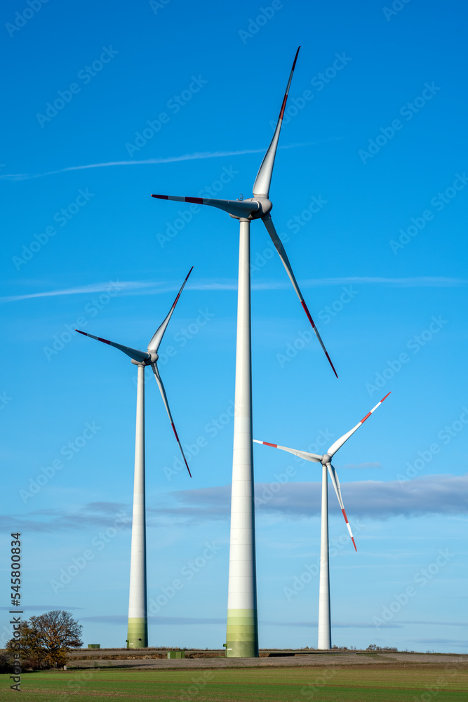 Fototapeta premium Windkraftanlagen auf dem Feld