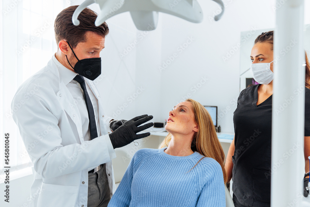 Obraz premium Dentist preparing patient for tooth extraction.