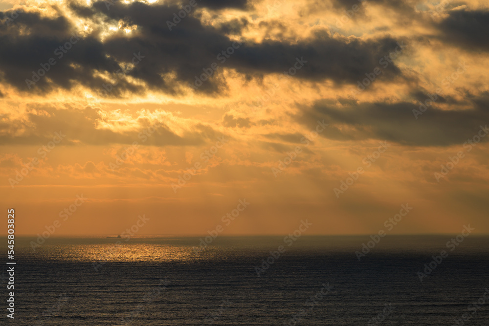 朝日の反射する海面