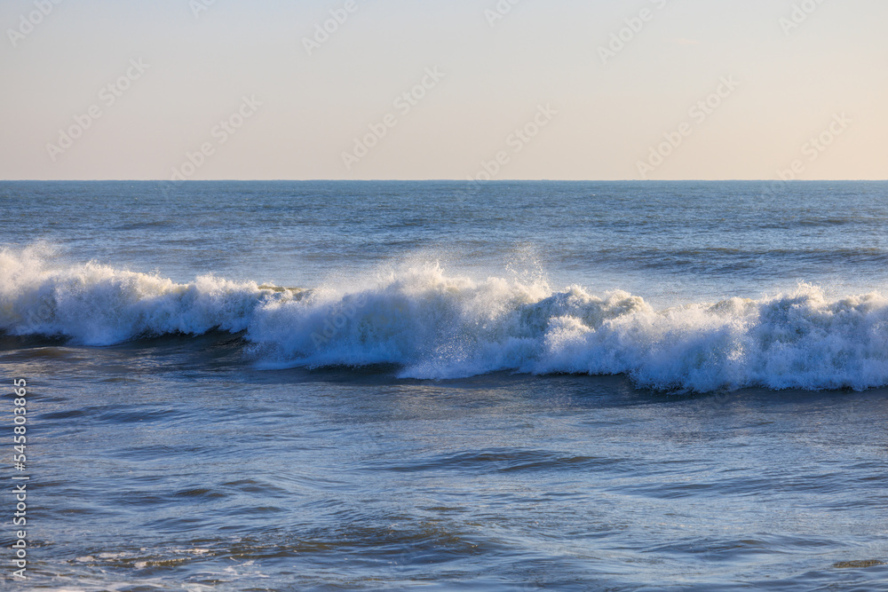 海岸で砕け飛沫を上げる波