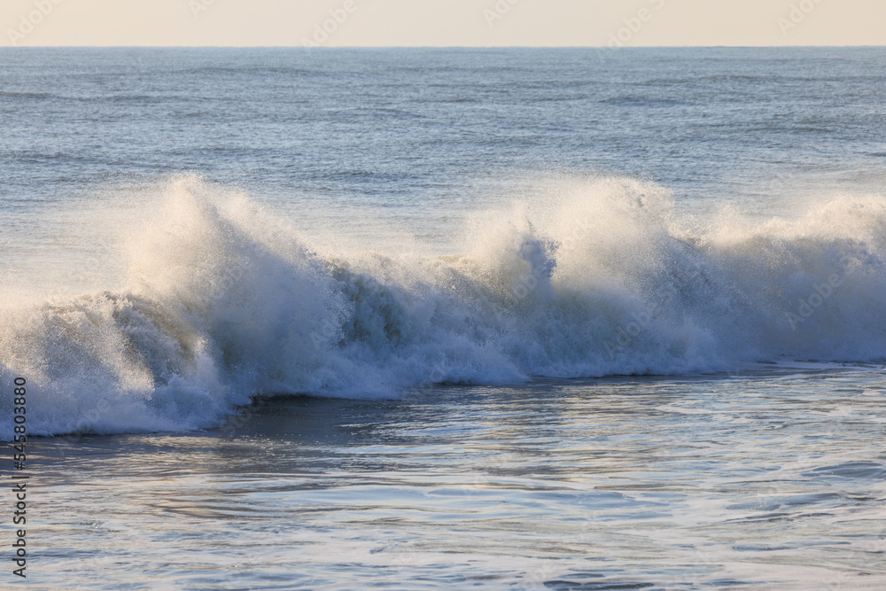 海岸で砕け飛沫を上げる波
