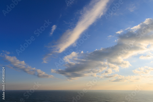 地平線と朝日を受ける雲