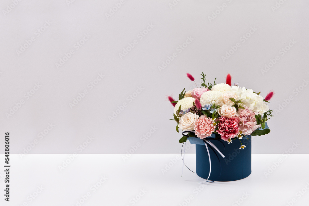 Fototapeta premium You can easily isolate the background by shooting a flower basket on a white background.
