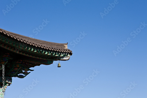 The eaves and scenery of an old temple © 경호 노
