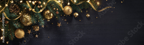 Fotografia Christmas background with fir branches and gold christmas balls