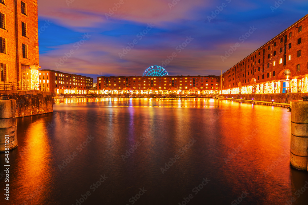 Fototapeta premium Albert dock in Liverpool, England during sunset