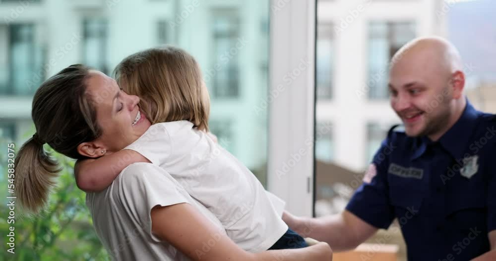 Policeman found little girl and brought back to mother Policeman found little girl and brought back to mother