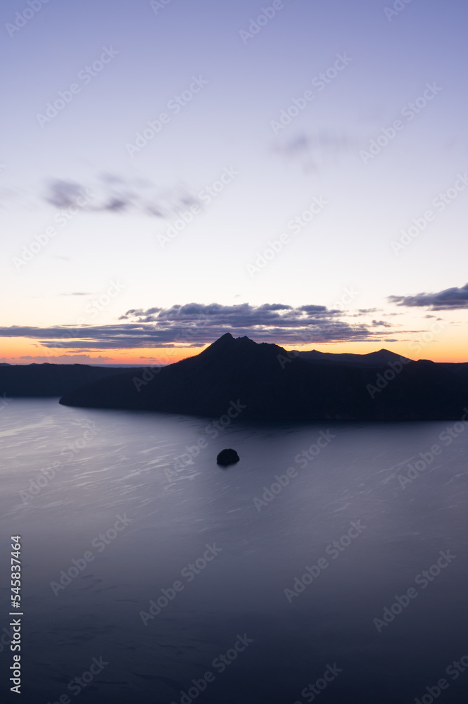 夜明けの摩周湖。日本の北海道の阿寒摩周国立公園。
