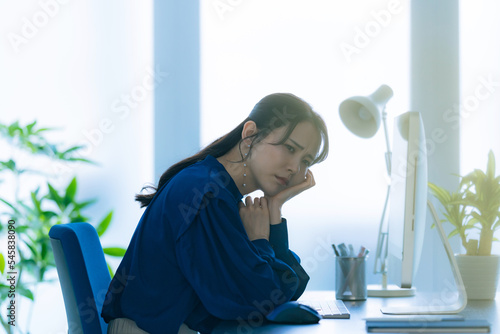 Slika na platnu オフィスで悩む女性