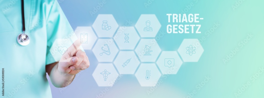 Triage-Gesetz. Männlicher Arzt zeigt mit Finger auf digitales Hologramm aus Icons. Text mit medizinischen Begriff. Konzept für Digitalisierung in der Medizin Triage-Gesetz. Männlicher Arzt zeigt mit Finger auf digitales Hologramm aus Icons. Text mit medizinischen Begriff. Konzept für Digitalisierung in der Medizin