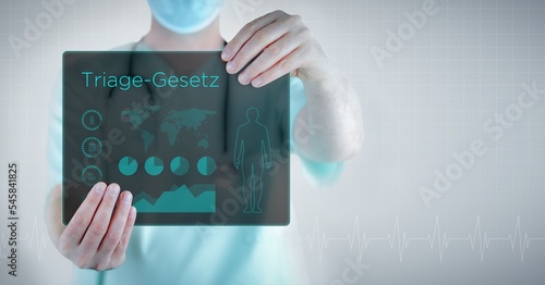 Triage-Gesetz. Arzt hält virtuellen Brief mit Text und einem Interface. Medizin in der Zukunft
