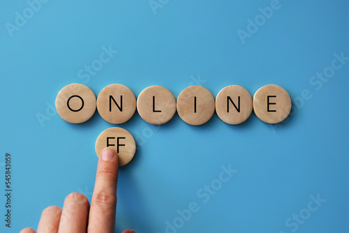 Obraz na płótnie Choose between online and offline in everything