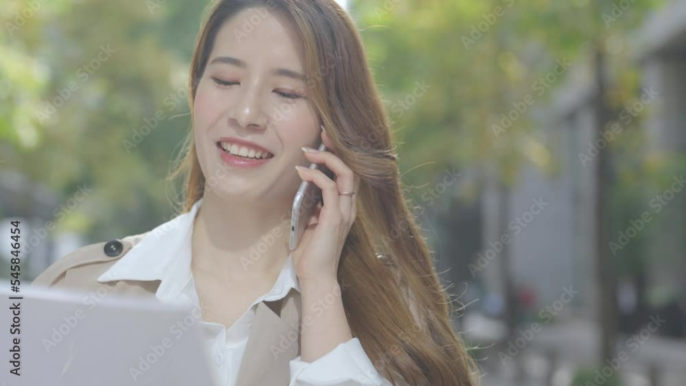 オフィスカジュアル姿のビジネスウーマン