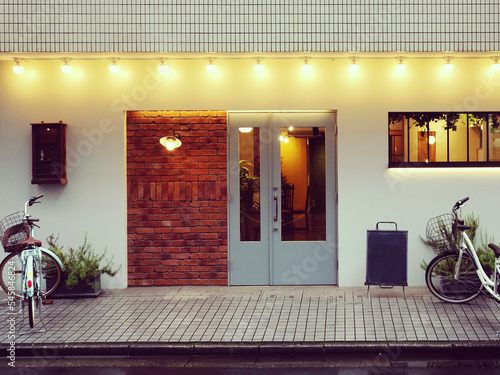 おしゃれな雰囲気のお店の入り口