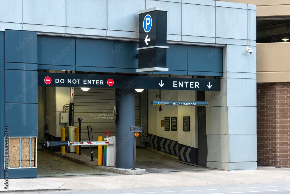 Naklejka premium Entrance and exit to/from a parking lot on the street.