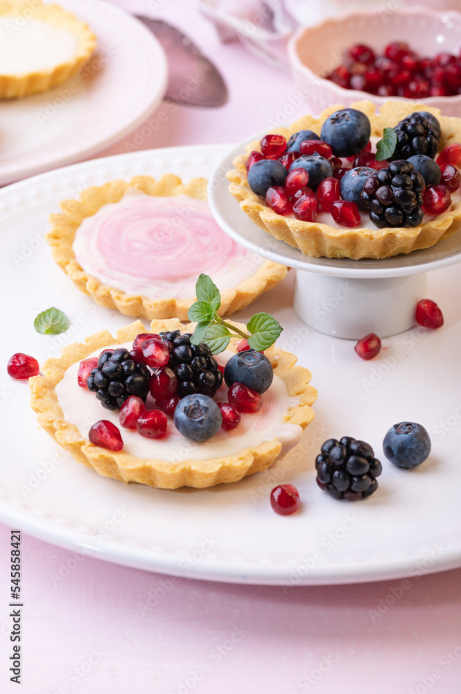 Close up Aufnahme von Mini Törtchen Tarts mit Beeren