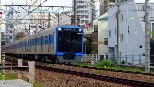 世田谷の住宅地を走る急行電車 photo