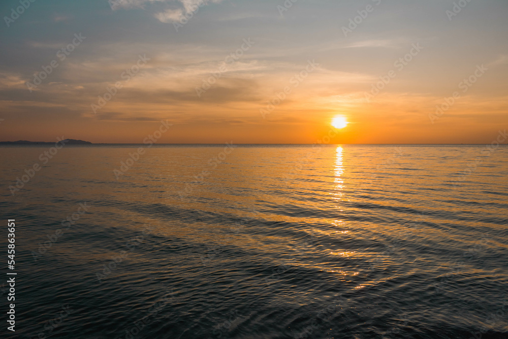 Fototapeta premium Natural Sunset Sunrise over the ocean. Beach vibe.