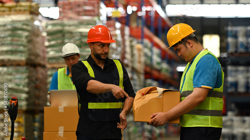 Foto Shot of male manager scolding young intern with bad work results, damaged cardboard box