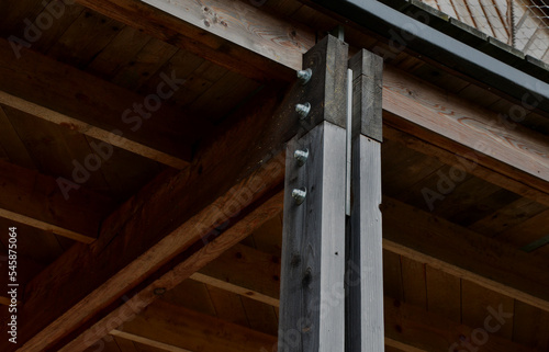 The use of high-strength beams glued from several pieces of spruce wood does not twist and is suitable for the construction of pergolas, towers and buildings. Tightening with large screws with washer