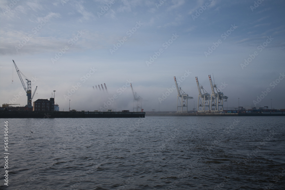 Hamburger Hafen im Nebel