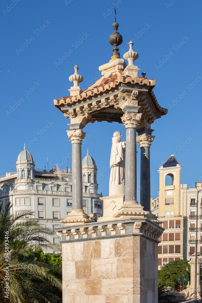 Valencia - España, diferentes vistas turísticas de la ciudad, puentes, monumentos, calles y parques