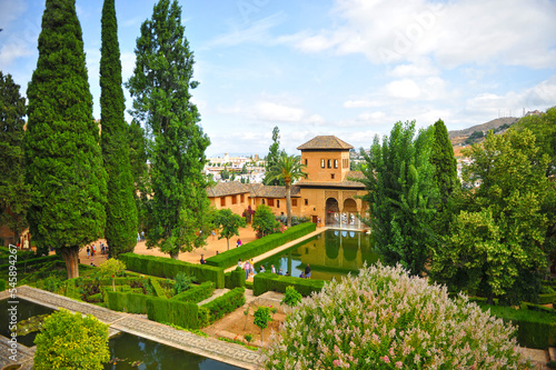 Jardines y palacio del Partal en la Alhambra en Granada, Andalucía, España. La Alhambra es Patrimonio Mundial de la Unesco en Andalucía photo