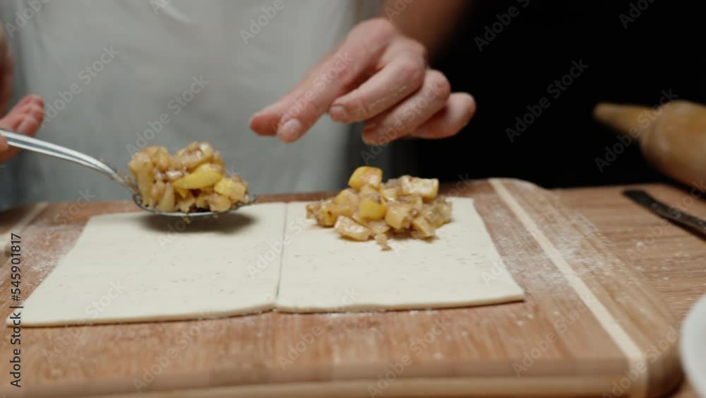 I put the filling of apples and nuts on the dough, slow action I put the filling of apples and nuts on the dough, slow action