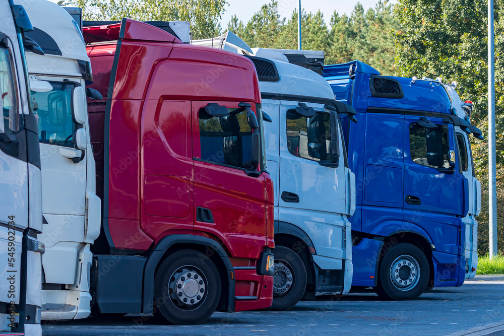 LKW s parken in einer reihe auf einem Parkplatz