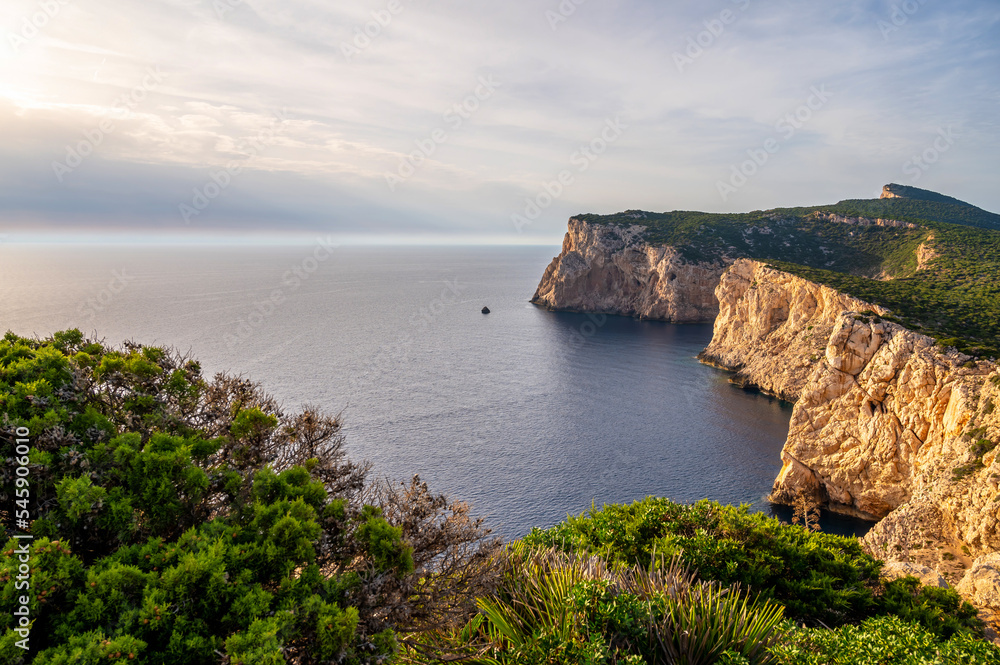 Atembraubend spektakuläre Steilküste im Norden Sardiniens