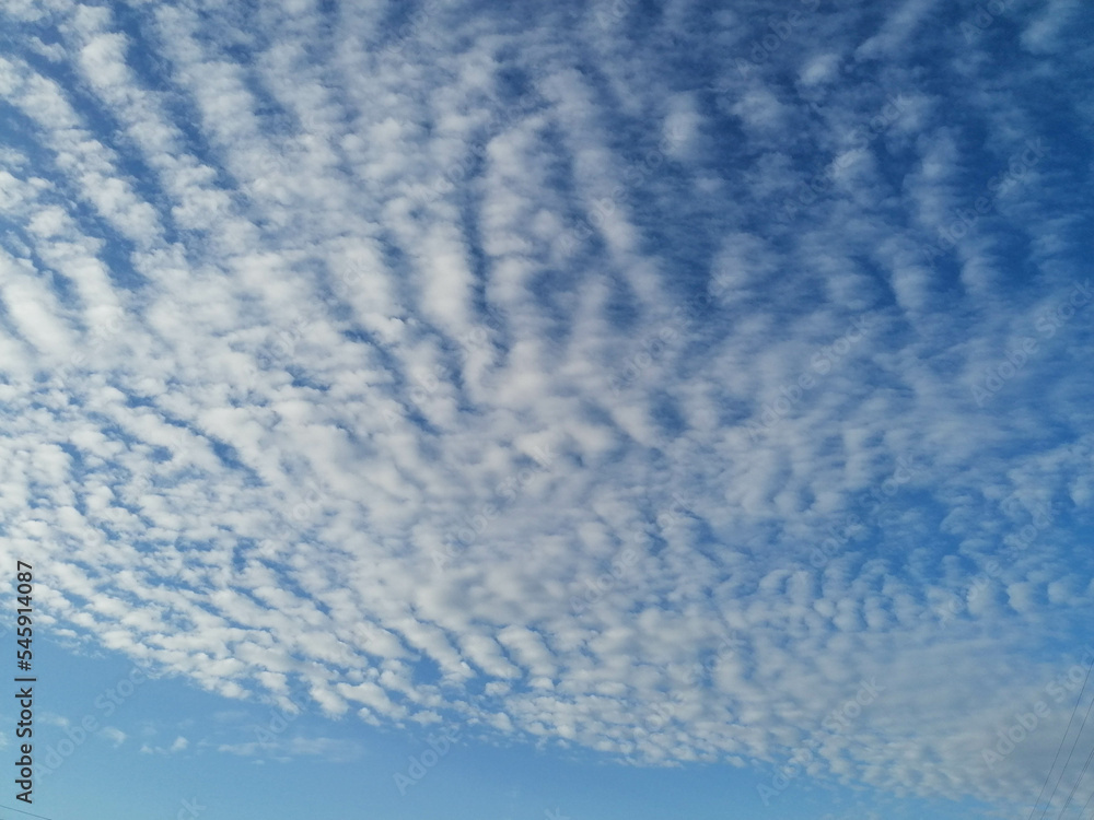 Fondo natural con nubes sesgadas en tonos claros con cielo azul intenso