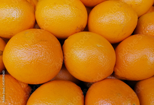 Fondo con textura y detalle de varias naranjas con degradado de tonos de luz
