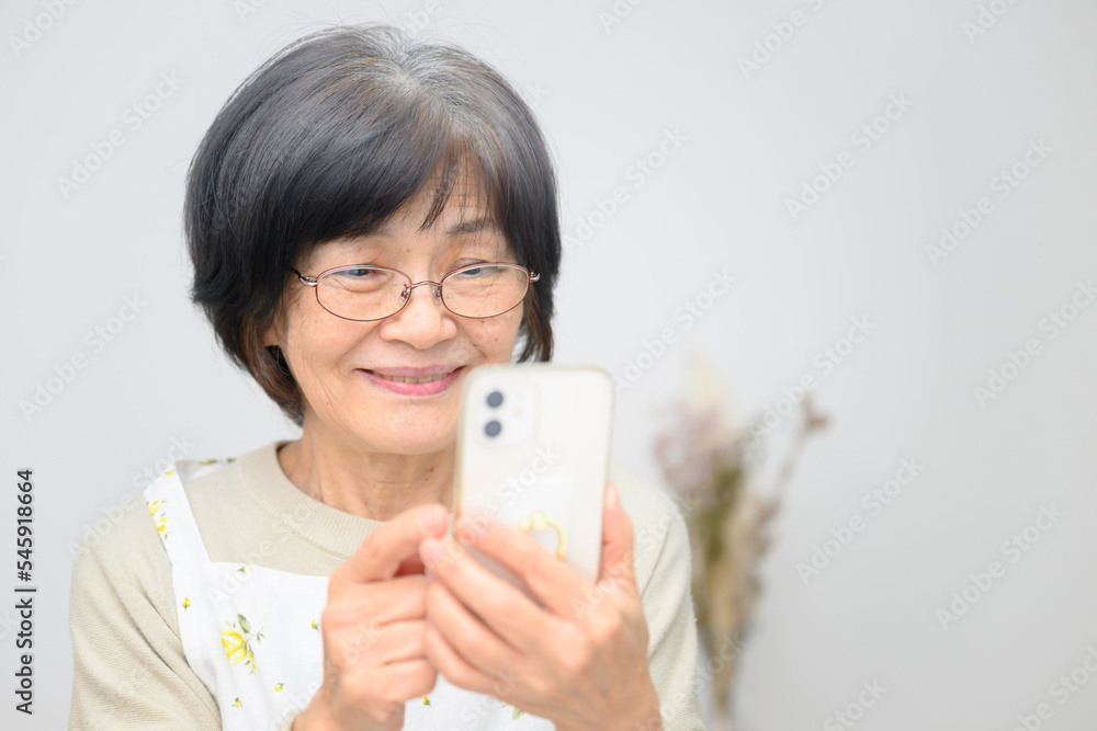 スマホを楽しそうに覚える高齢者 スマホを楽しそうに覚える高齢者