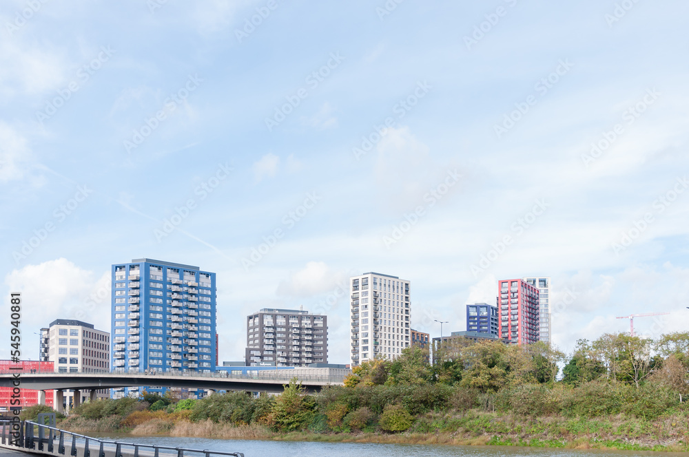 Obraz premium london, united kingdom, october 22, 2022: canning town residential development on the river lea at canning town, london