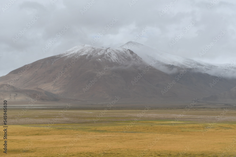 Fototapeta premium Tso Moriri to Lachung La, Ladakh (India)