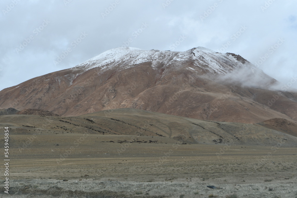 Fototapeta premium Tso Moriri to Lachung La, Ladakh (India)