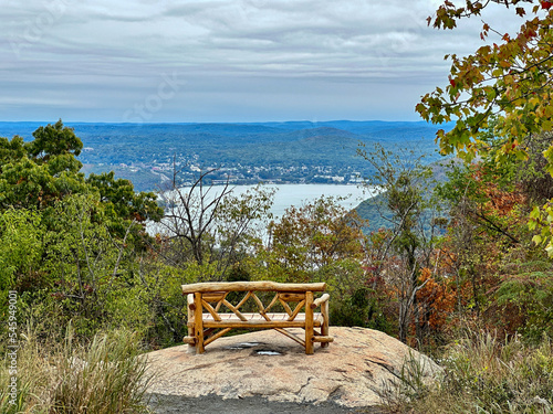 Bank auf einem Hügel im Bear Mountain State Park, Hudson Valley, New York State