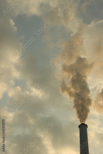 SDGs 地球環境！エントツの煙と色ずく空と雲 環境問題と工場の汚染物質