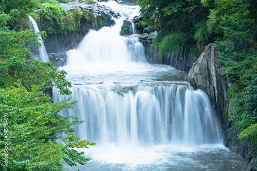 田原の滝の新緑風景2022